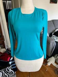 Hang ten pullover size small